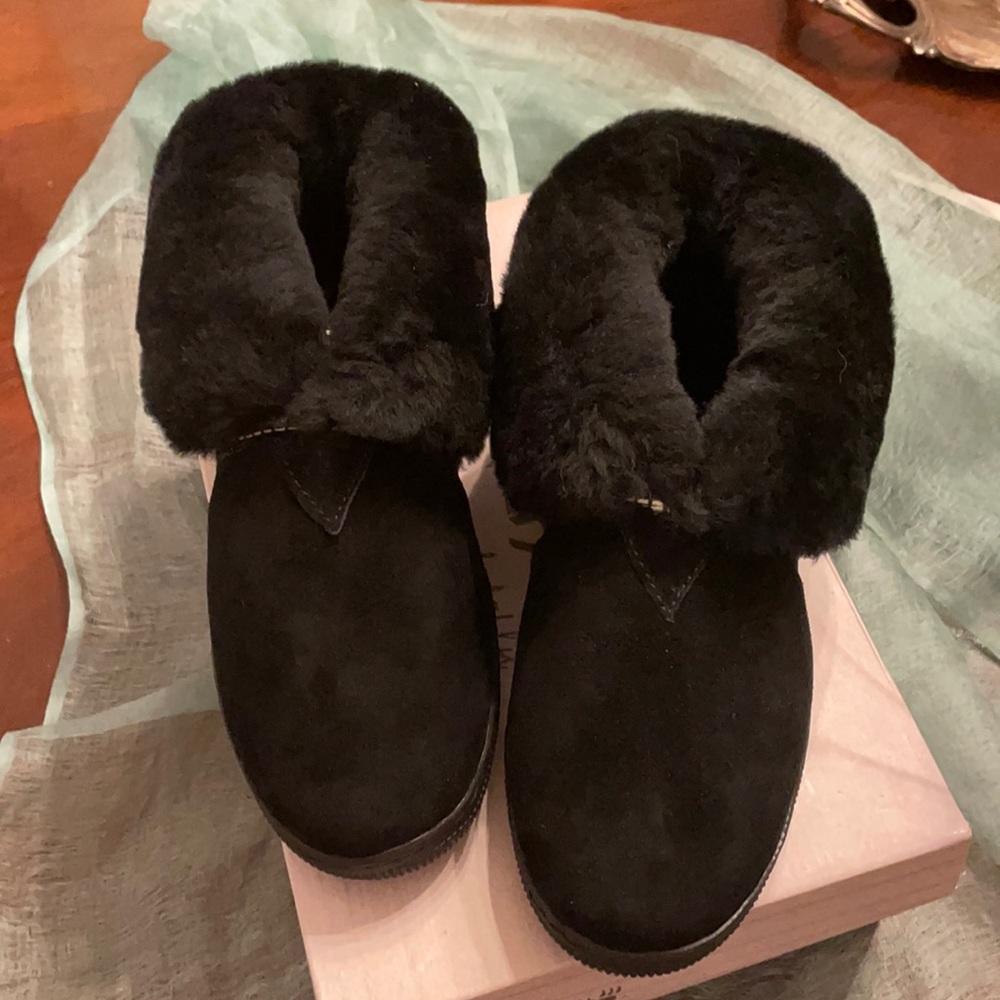 Bear paw black slippers size 7